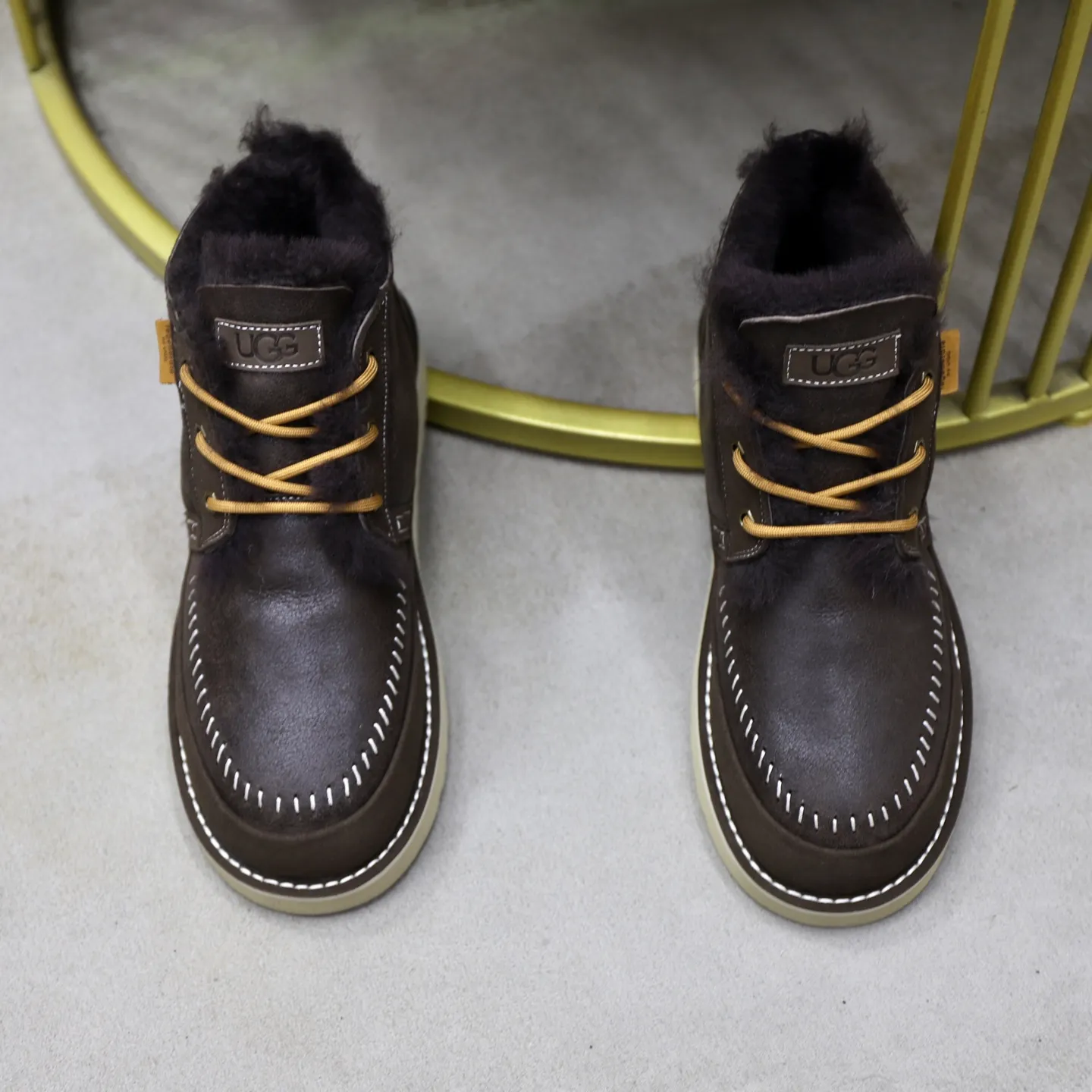 Ex-factory price: 620💰Thick wool imported from Australia Brand: UGG genuine purchase (fur integrated) Size: 39-44 (45 customized) Grade: Official website 1:1 Material: First layer of genuine leather waterproof and antifreeze upper Real wool lining Original non-slip and wear-resistant outsole Style category: Men's casual shoes Trendy style Comfortable on the feet Color: Official website color synchronization